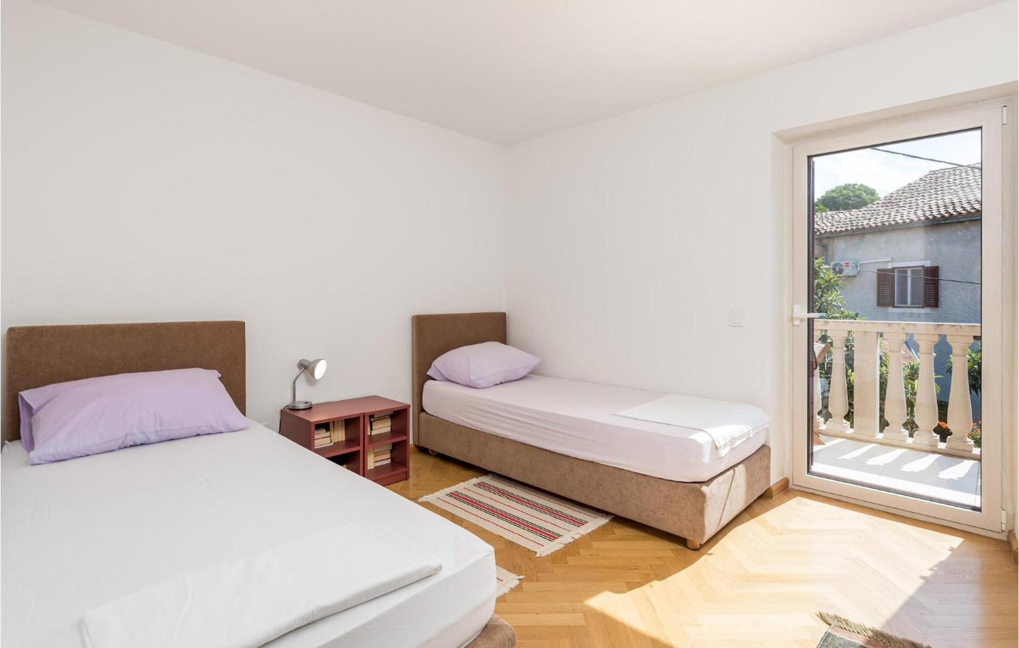 2 Bedroom Awesome Apartment In Veli Lošinj Kültér fotó