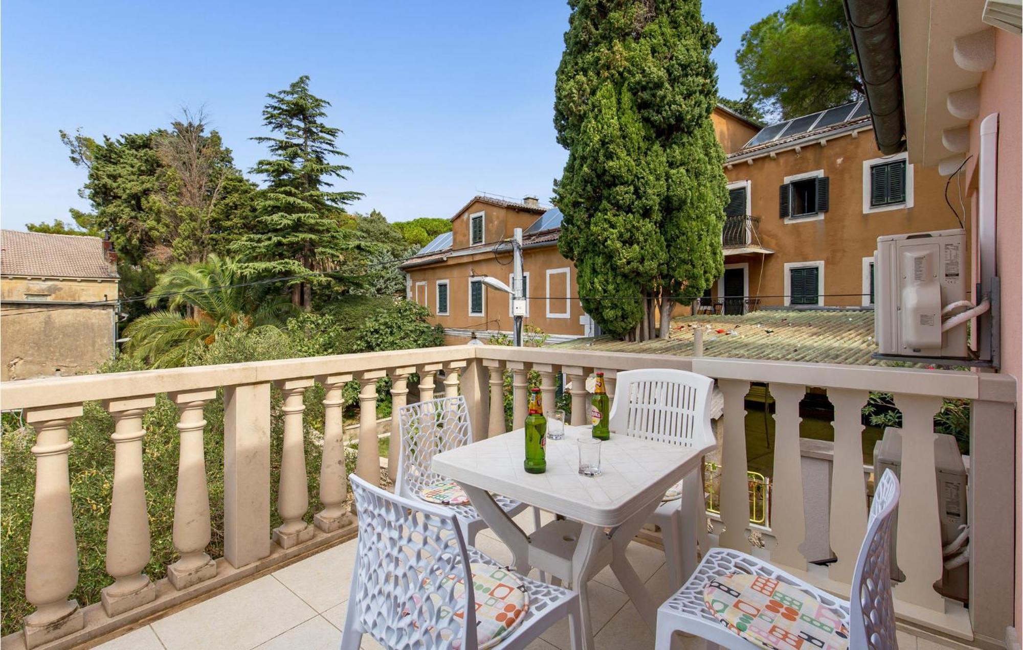 2 Bedroom Awesome Apartment In Veli Lošinj Kültér fotó