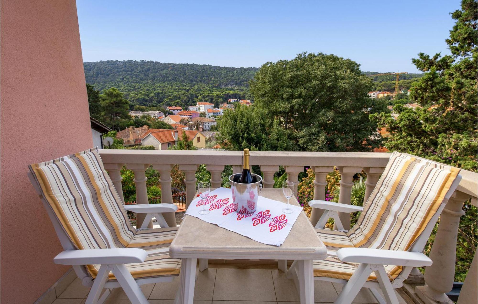 2 Bedroom Awesome Apartment In Veli Lošinj Kültér fotó