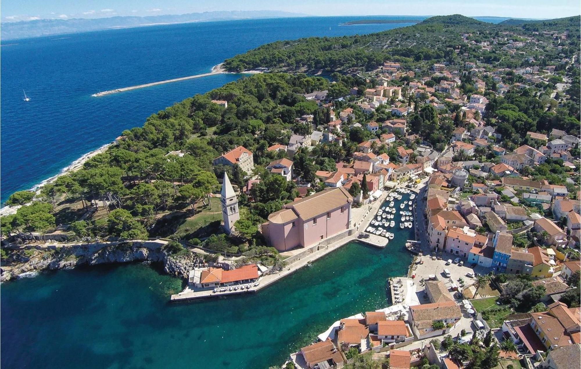 2 Bedroom Awesome Apartment In Veli Lošinj Kültér fotó