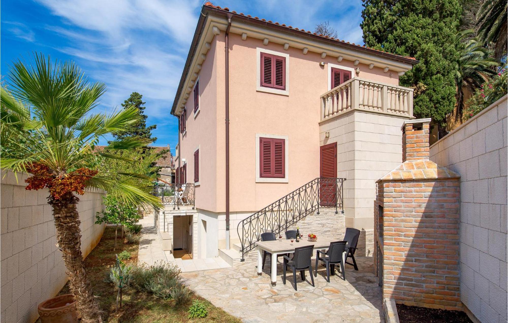 2 Bedroom Awesome Apartment In Veli Lošinj Kültér fotó